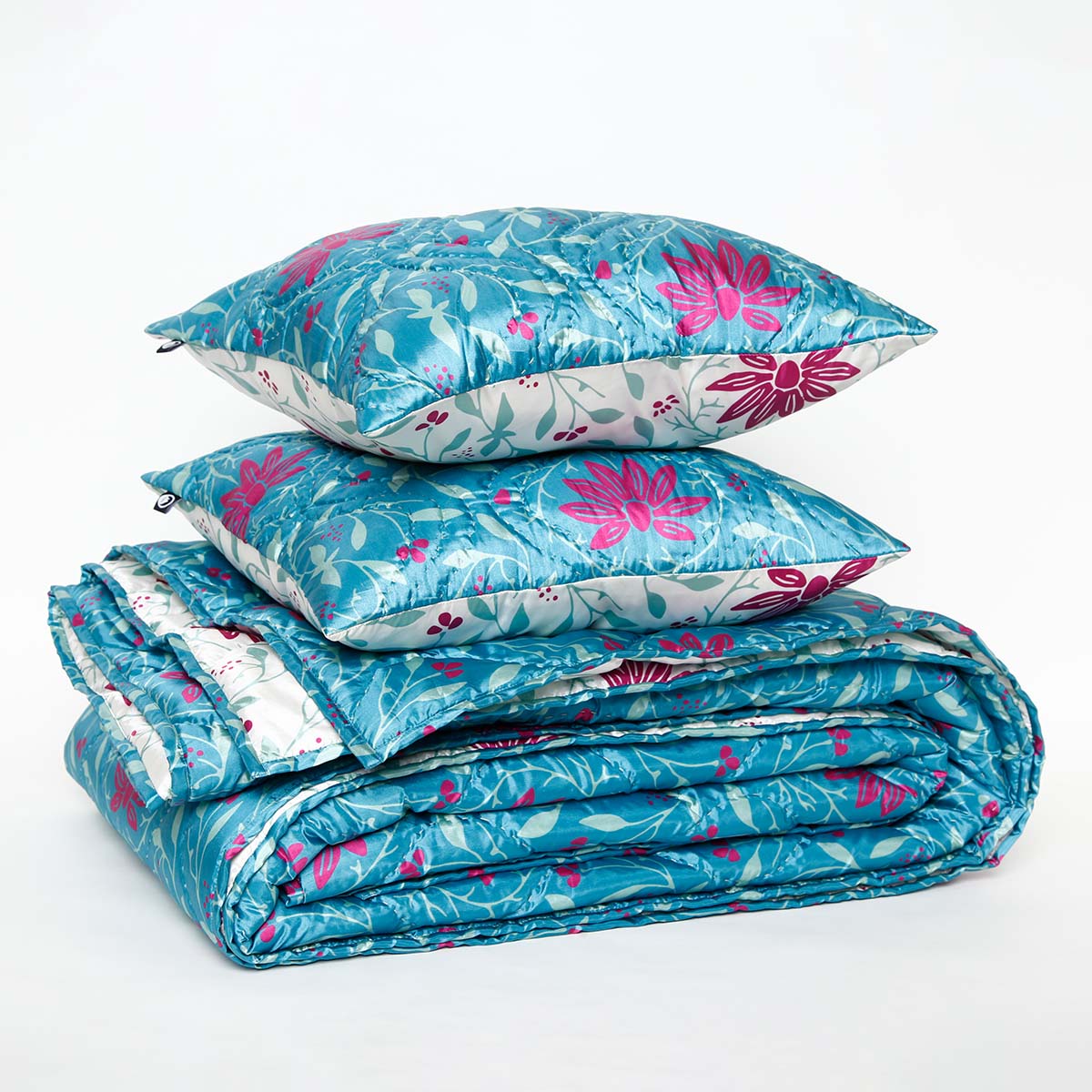 Vrinda Quilt With Cushion Covers Set