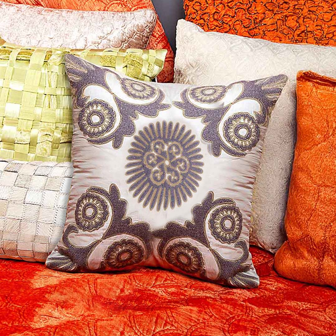 Illuminata Cushion Ivory / Brown