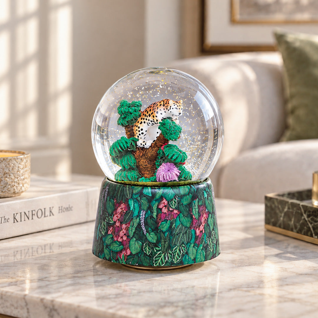 Musicboxworld Glitter Globe 100 mm with a Leopard