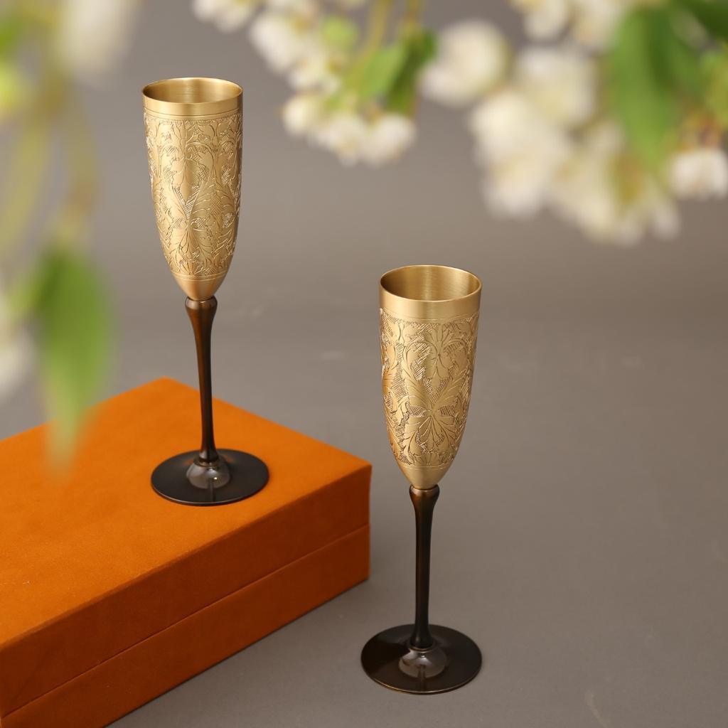Frado Wine Glass Set of 2 in Velvet Box